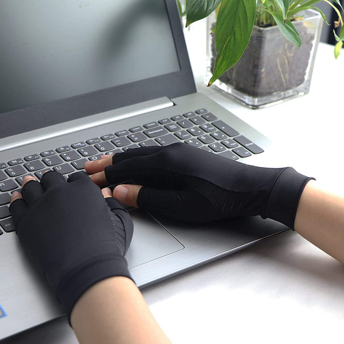 How We Choose the Best Arthritis Gloves