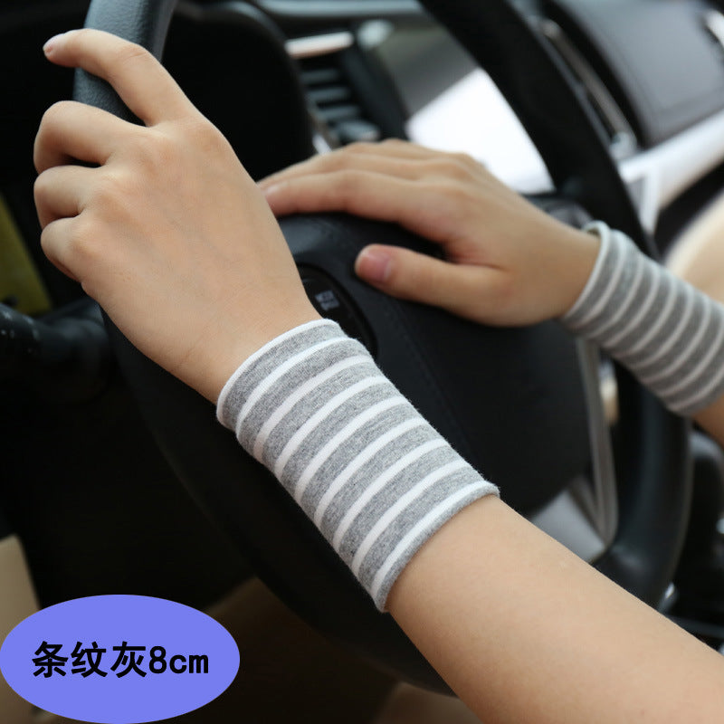 Printed wrist support sleeve with pineapple pattern